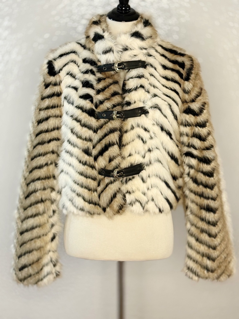 Azalea Wang Argyll Faux Fur Animal Print Coat Western Buckle Cropped Jacket - Picture 6 of 16